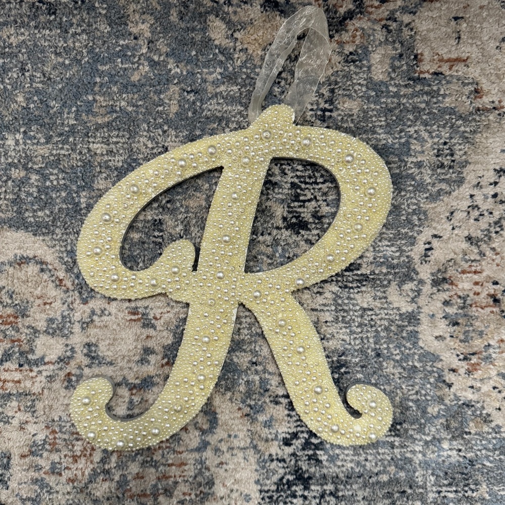 Pearl Hanging Wall Letter